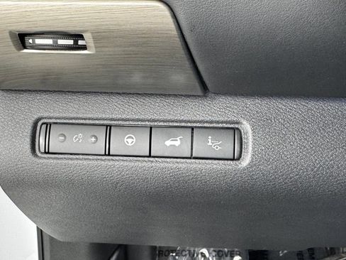 Certified 2025 Nissan Pathfinder Platinum AWD/4WD image 36