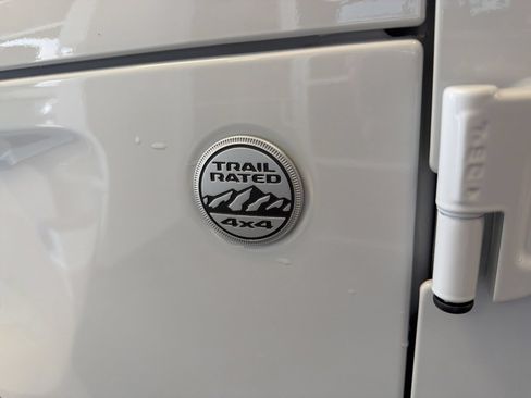 Used 2024 Jeep Wrangler Unlimited Sahara AWD/4WD image 9