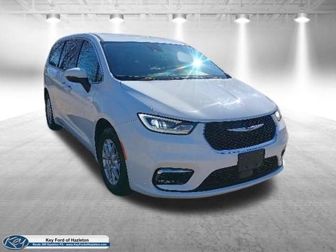 Used 2023 Chrysler Pacifica Touring-L FWD image 8