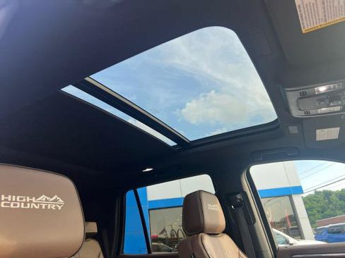 Used 2025 Chevrolet Tahoe High Country AWD/4WD image 17