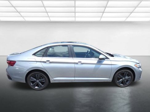 Used 2024 Volkswagen Jetta SE w/ Panoramic Sunroof Package image 3