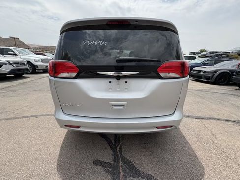 Used 2023 Chrysler Voyager LX FWD image 4