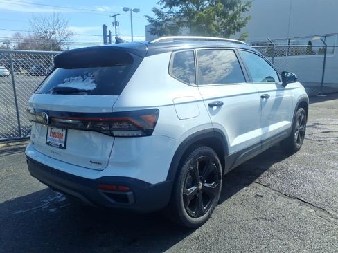 New 2026 Volkswagen Taos SE AWD/4WD image 2