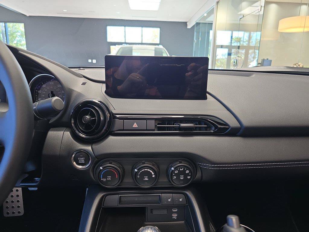 New 2026 MAZDA MX-5 Miata Club w/ Interior Package RWD image 17