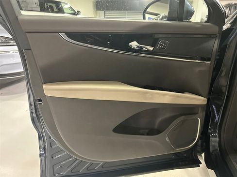 Used 2023 Lincoln Nautilus Reserve image 9