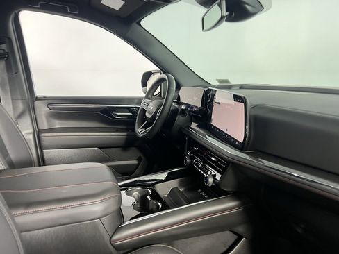 Used 2025 Chevrolet Suburban RST image 35