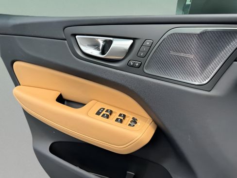 Used 2022 Volvo XC60 B5 Inscription FWD image 28
