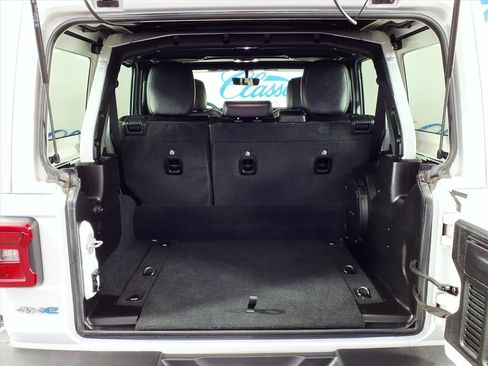 Used 2022 Jeep Wrangler Unlimited Sahara w/ Cold Weather Group image 9