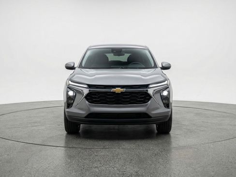 Used 2025 Chevrolet Trax LT w/ LT Convenience Package FWD image 2