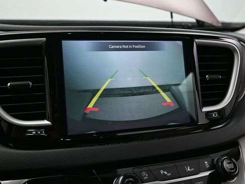 Used 2021 Chrysler Pacifica Touring-L image 24