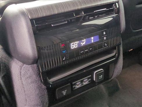 Used 2024 Jeep Wagoneer Series II w/ Flexible Seating Group image 17