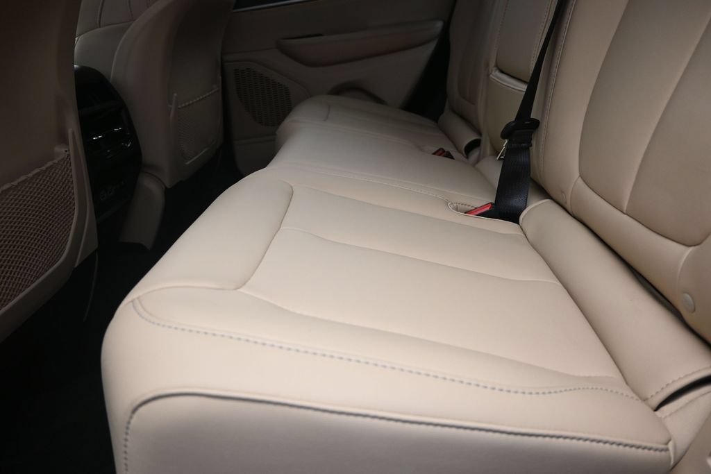 Used 2025 Jeep Grand Cherokee Limited RWD image 16