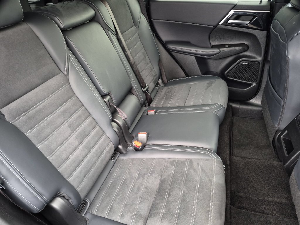 Used 2025 Mitsubishi Outlander SE AWD/4WD image 28