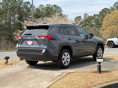 Used 2022 Toyota RAV4 LE image 7