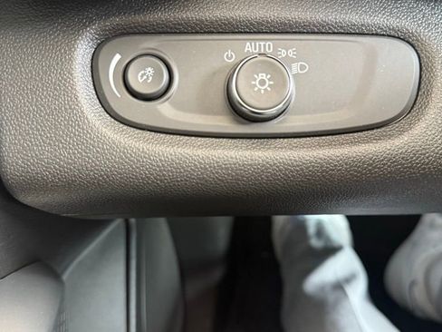 Used 2025 Chevrolet Trax RS w/ Sunroof Package image 24