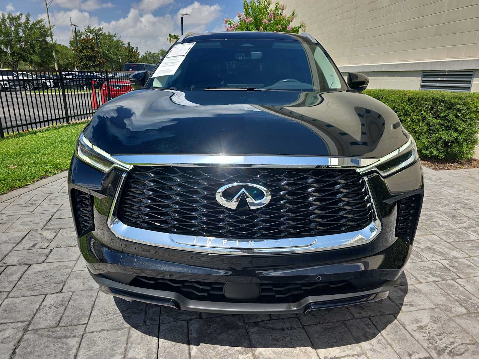 Used 2023 INFINITI QX60 Luxe w/ Cargo Package AWD/4WD image 2