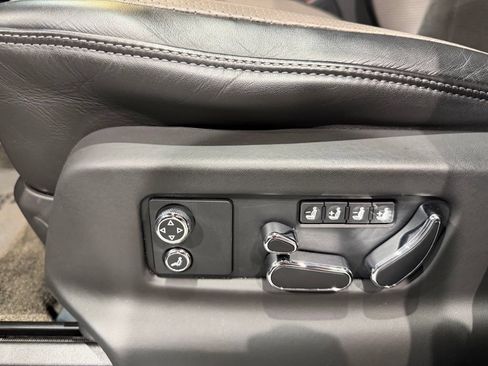 Used 2022 Bentley Bentayga AWD/4WD image 31