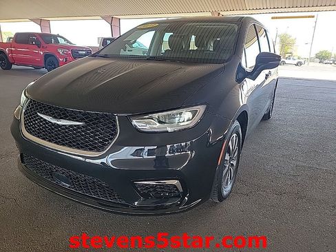 Used 2023 Chrysler Pacifica Touring-L FWD image 3