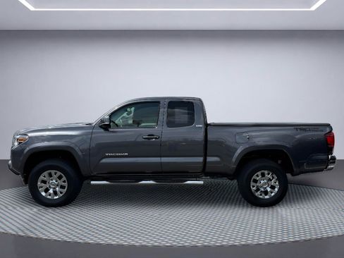 Used 2019 Toyota Tacoma SR5 RWD image 3