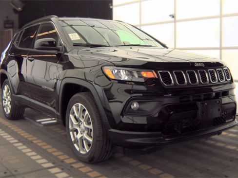 Used 2024 Jeep Compass Latitude AWD/4WD image 3