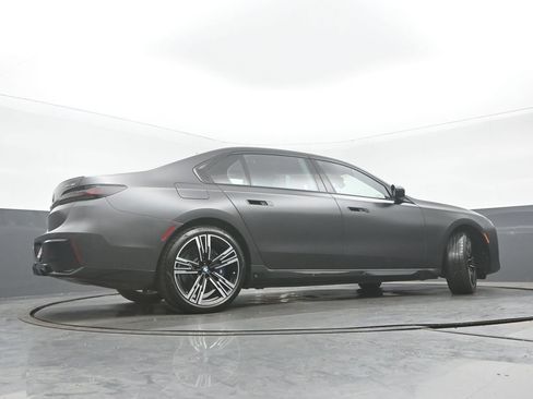 Used 2023 BMW i7 xDrive60 AWD/4WD image 32