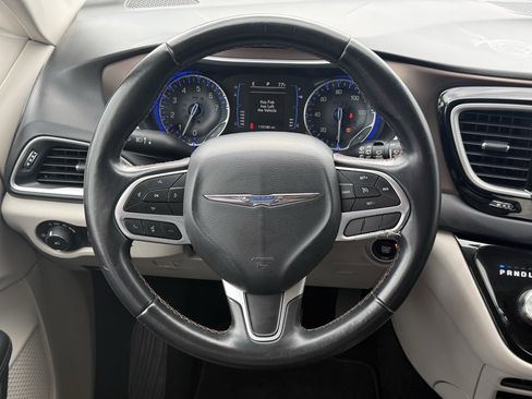 Used 2017 Chrysler Pacifica Touring-L w/ Tire & Wheel Group image 8