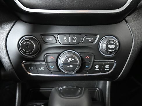 Used 2019 Jeep Cherokee Trailhawk w/ Cold Weather Group AWD/4WD image 29