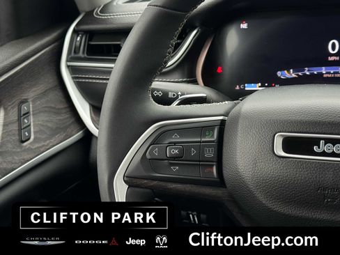 Certified 2023 Jeep Grand Cherokee Limited w/ Luxury Tech Group II image 25