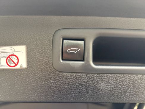 Used 2025 Toyota Highlander LE FWD image 19
