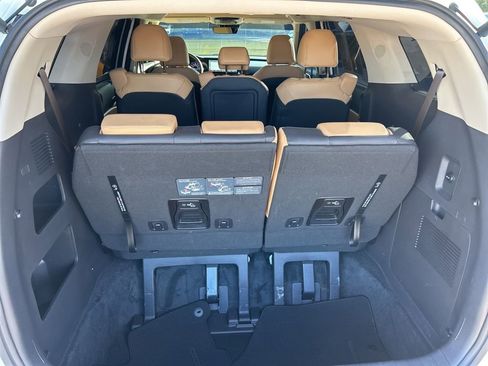 Used 2023 Kia Carnival EX image 28