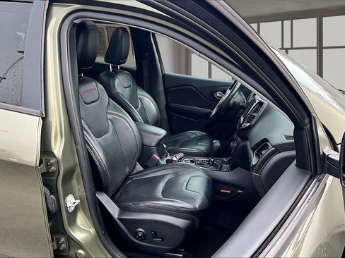 Used 2019 Jeep Cherokee Trailhawk image 8