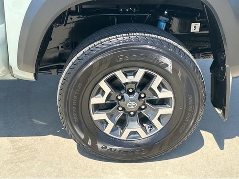 Used 2022 Toyota Tacoma TRD Off-Road w/ Technology Package AWD/4WD image 40