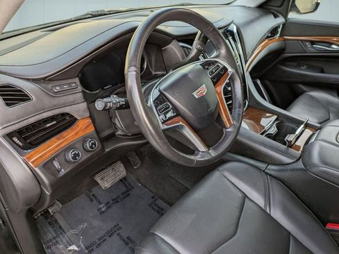 Used 2017 Cadillac Escalade ESV Luxury AWD/4WD image 11