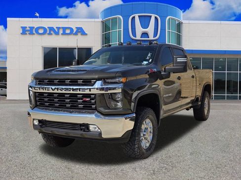 Used 2022 Chevrolet Silverado 2500 LT w/ Convenience Package AWD/4WD image 3