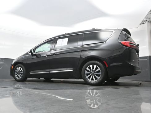 Used 2021 Chrysler Pacifica Limited w/ Uconnect Theater Family Group FWD image 30