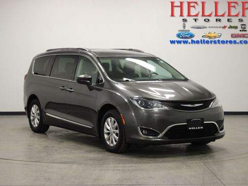 Used 2017 Chrysler Pacifica Touring-L image 1