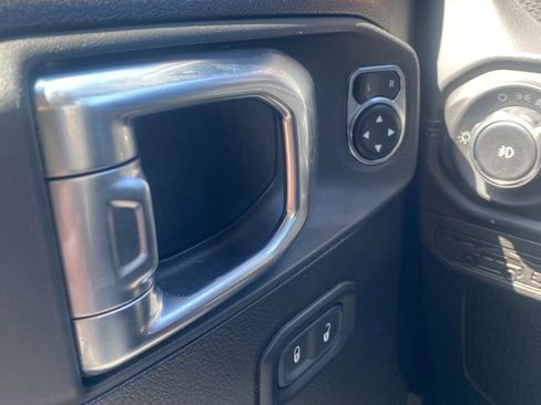 Used 2025 Jeep Wrangler Unlimited Rubicon image 41