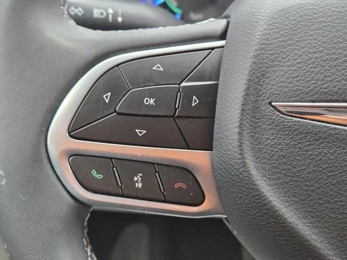 Used 2024 Chrysler Pacifica Select image 15