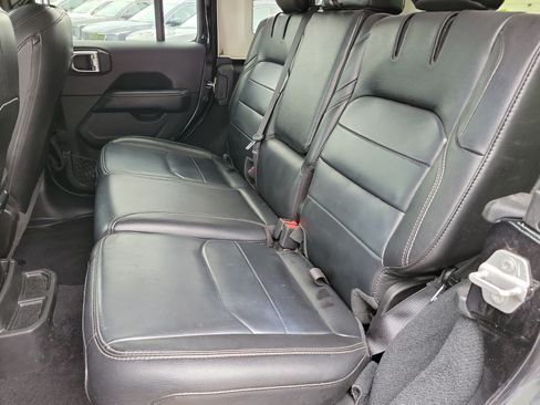 Used 2022 Jeep Wrangler Unlimited Sahara AWD/4WD image 7