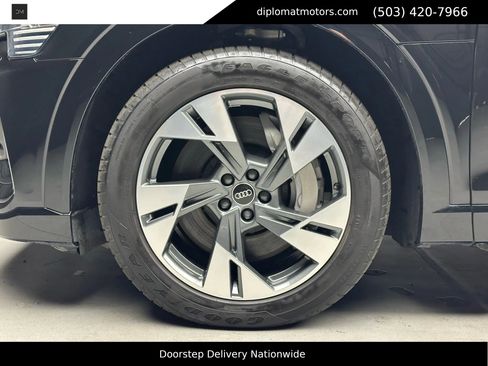 Used 2021 Audi e-tron Premium w/ Towing Package image 41