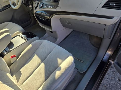 Used 2013 Toyota Sienna LE image 59