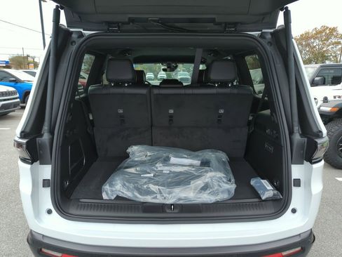 New 2026 Jeep Grand Wagoneer Limited w/ HD Trailer Tow Package AWD/4WD image 30