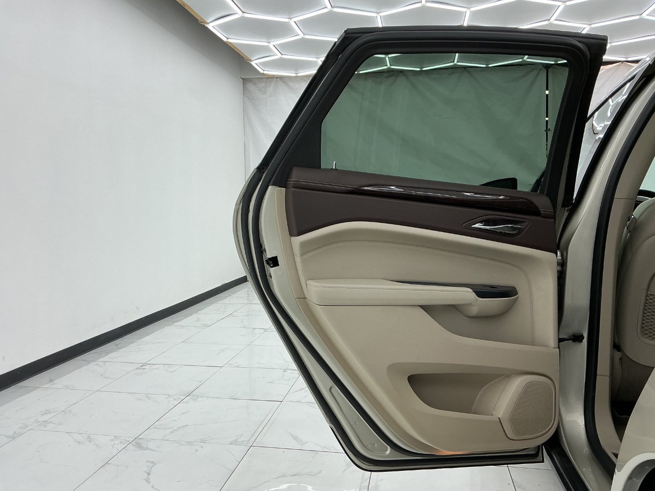 Used 2014 Cadillac SRX Luxury w/ Driver Awareness Package FWD image 24