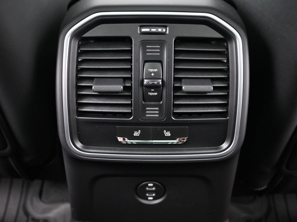 Certified 2026 Porsche Macan AWD/4WD image 8