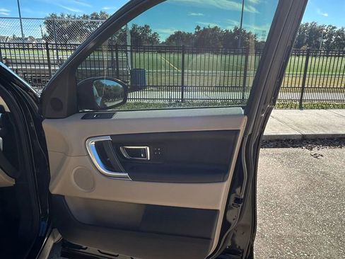 Used 2018 Land Rover Discovery Sport HSE image 16