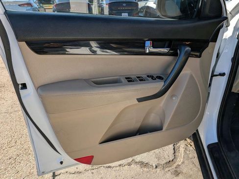 Used 2013 Kia Sorento LX w/ Convenience Pkg image 12