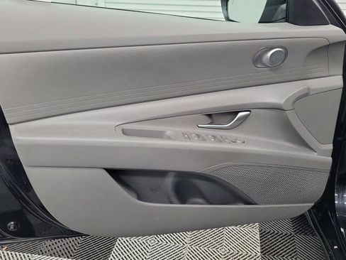 Used 2025 Hyundai Elantra SE image 18