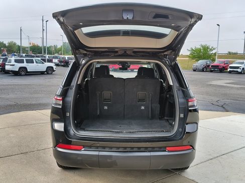 Used 2023 Jeep Grand Cherokee L Limited w/ Luxury Tech Group II AWD/4WD image 18