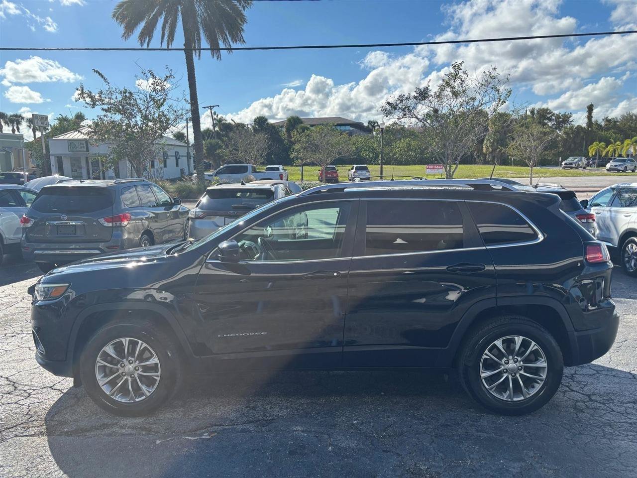 Used 2019 Jeep Cherokee Latitude Plus w/ Comfort/Convenience Group AWD/4WD image 2