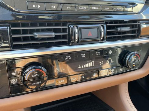 Used 2024 Nissan Pathfinder Platinum image 28